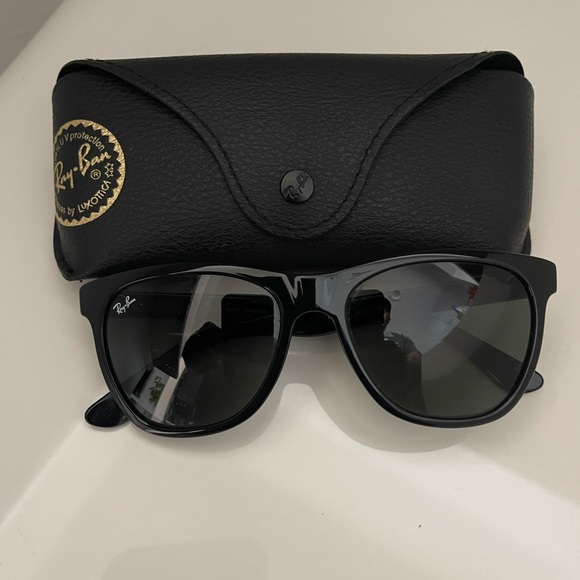 Ray-Ban Classic Black Sunglasses with Case - Picture 1 of 1